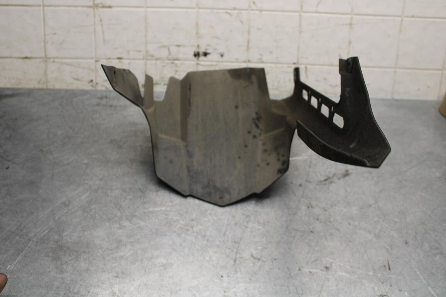 17 KAWASAKI Z900 ZR900 REAR BACK WHEEL TIRE HUGGER FENDER 35023-0474 BB549