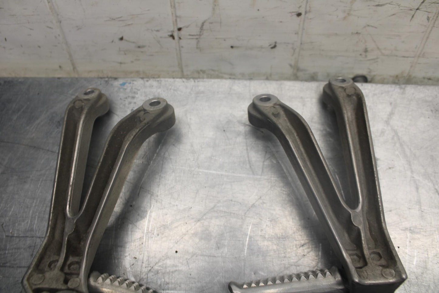 98-99 HONDA CBR900RR REAR BACK PASSENGER PEG SET PAIR BB458