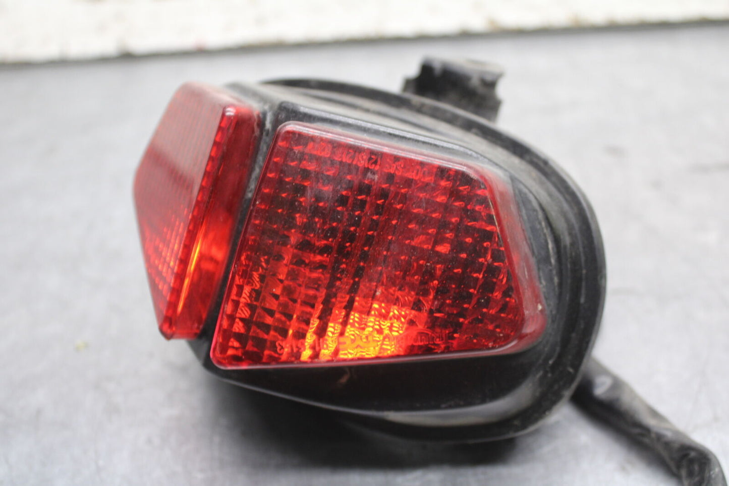 03-04 TRIUMPH DAYTONA 600 REAR TAIL TAILLIGHT BACK BRAKE LIGHT BB745