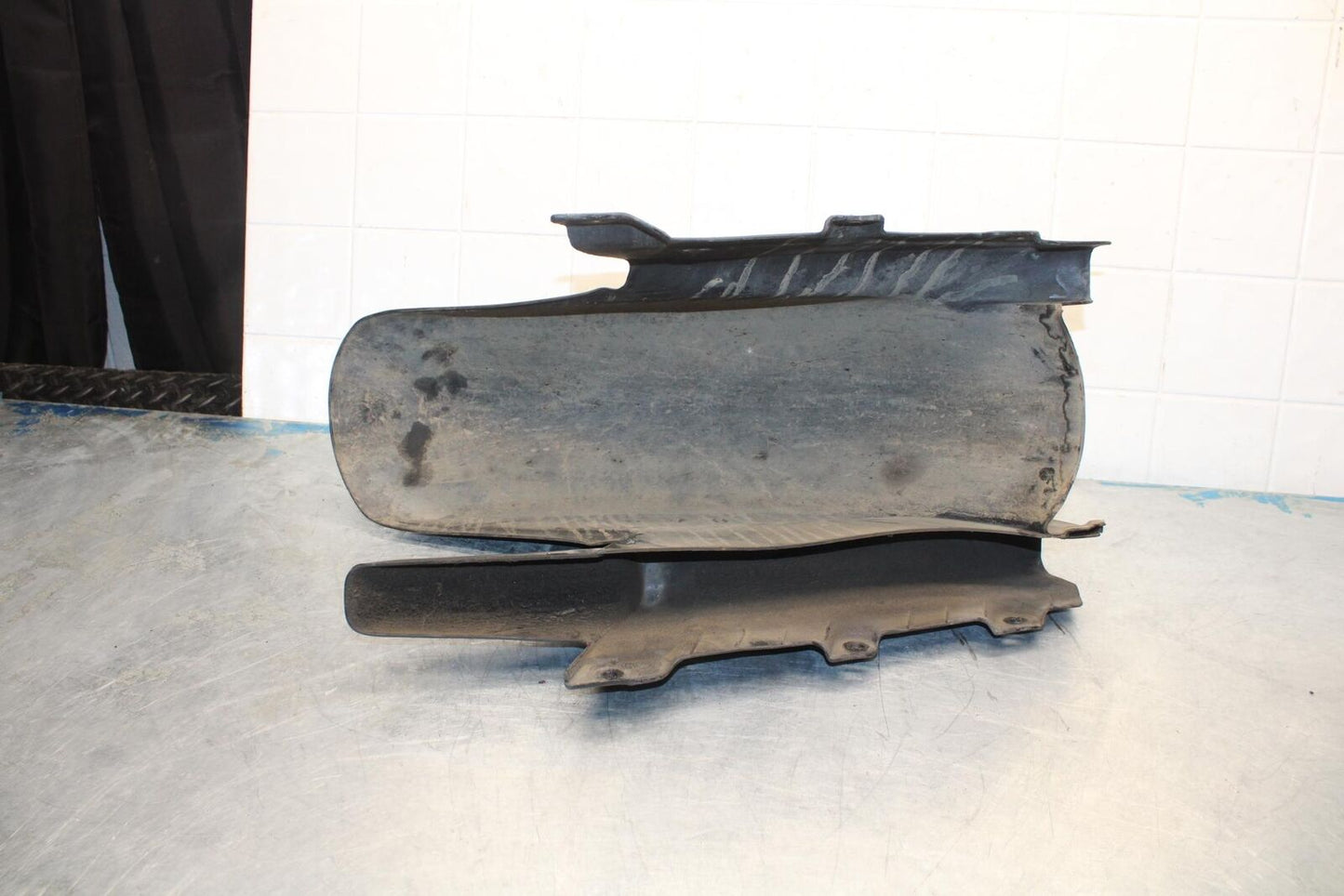 87-96 HONDA CBR1000F REAR BACK WHEEL TIRE HUGGER FENDER W CHAIN GAURD BB420