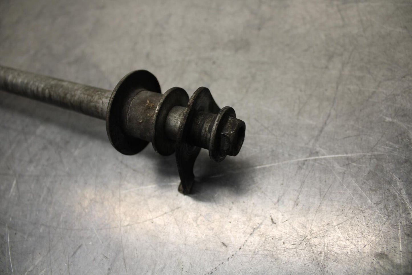 04-09 SUZUKI GS 500 FH GS500F REAR AXLE BACK WHEEL RIM PIVOT BOLT AXEL BB97
