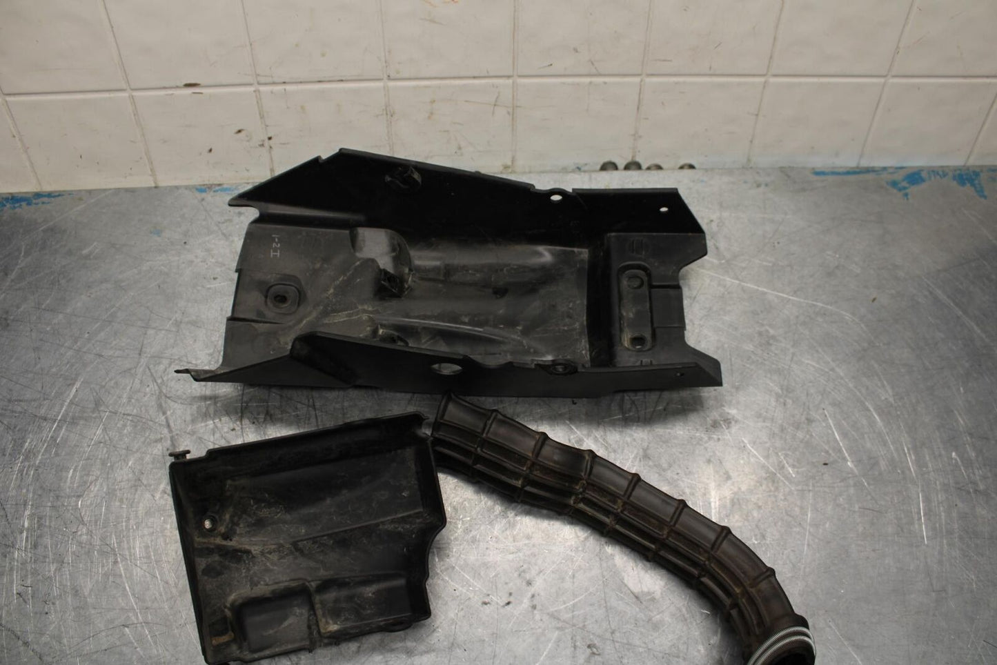 18 KTM RC 390 REAR BACK TAIL UNDERTAIL BATTERY TRAY PLASTIC BB442