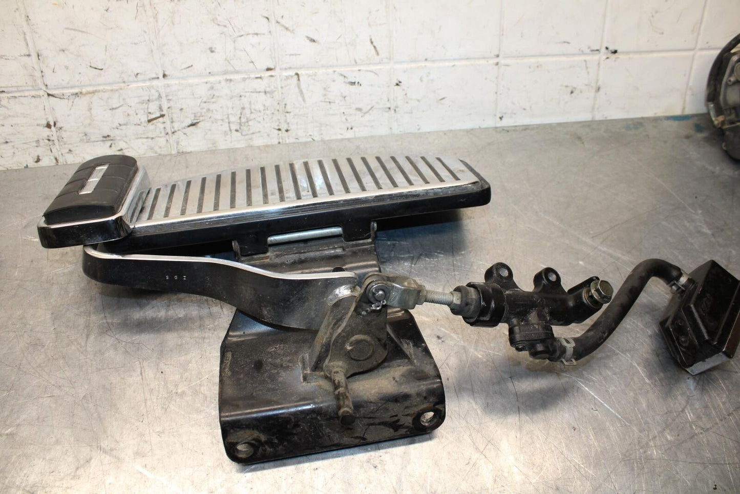 2004 Suzuki Intruder 1500 VL1500 REAR BRAKE MASTER CYLINDER W RESERVOIR BB573