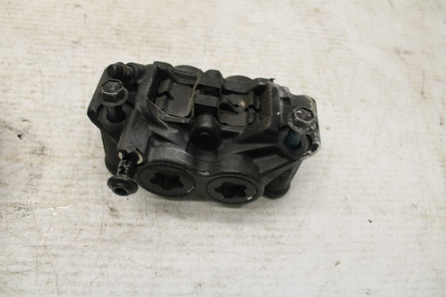 15 YAMAHA FZ09 RIGHT LEFT FRONT BRAKE CALIPER SET PAIR CALIPERS BB367