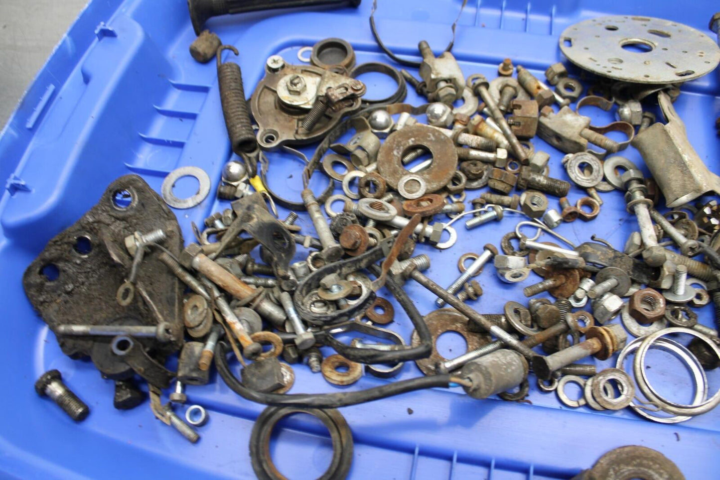75 SUZUKI GT 550 LEFTOVER MOUNTING BOLTS HARDWARE MOTOR SCREWS BB72