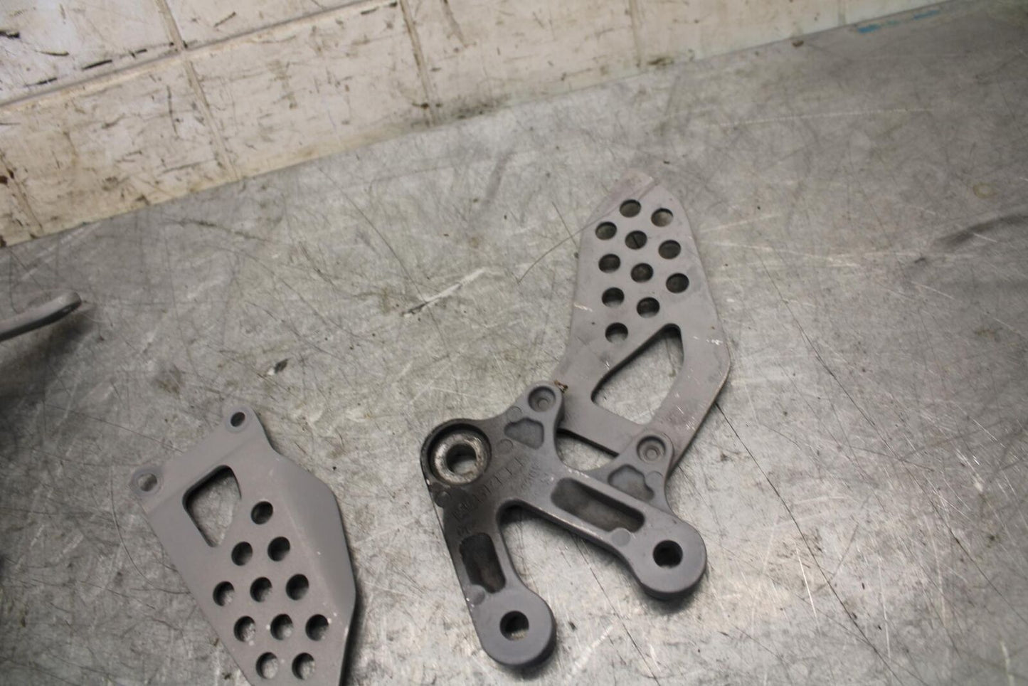 2004 Suzuki GSXR600 LEFT RIGHT REARSET REAR SET DRIVER PEG BRACKETS MOUNTS BB528