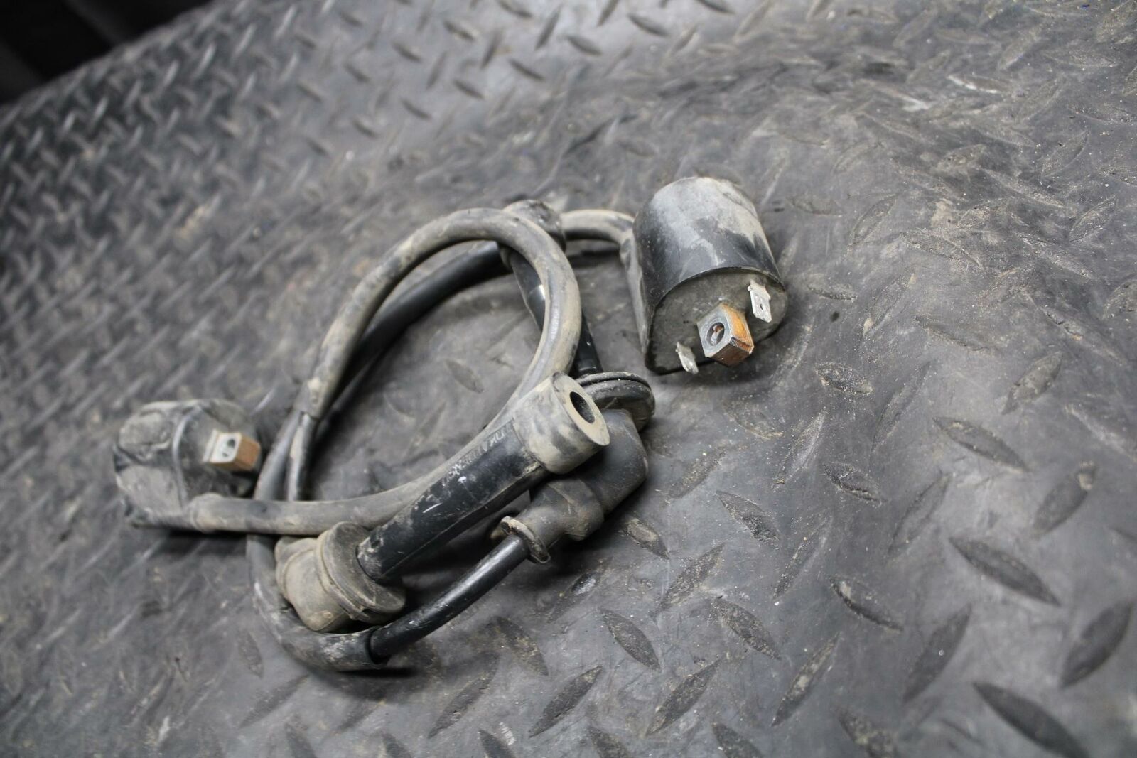 03 SUZUKI SV650S IGNITION  COIL SPARK PLUG CAPS 33410-17G00 33420-17G00  BB219