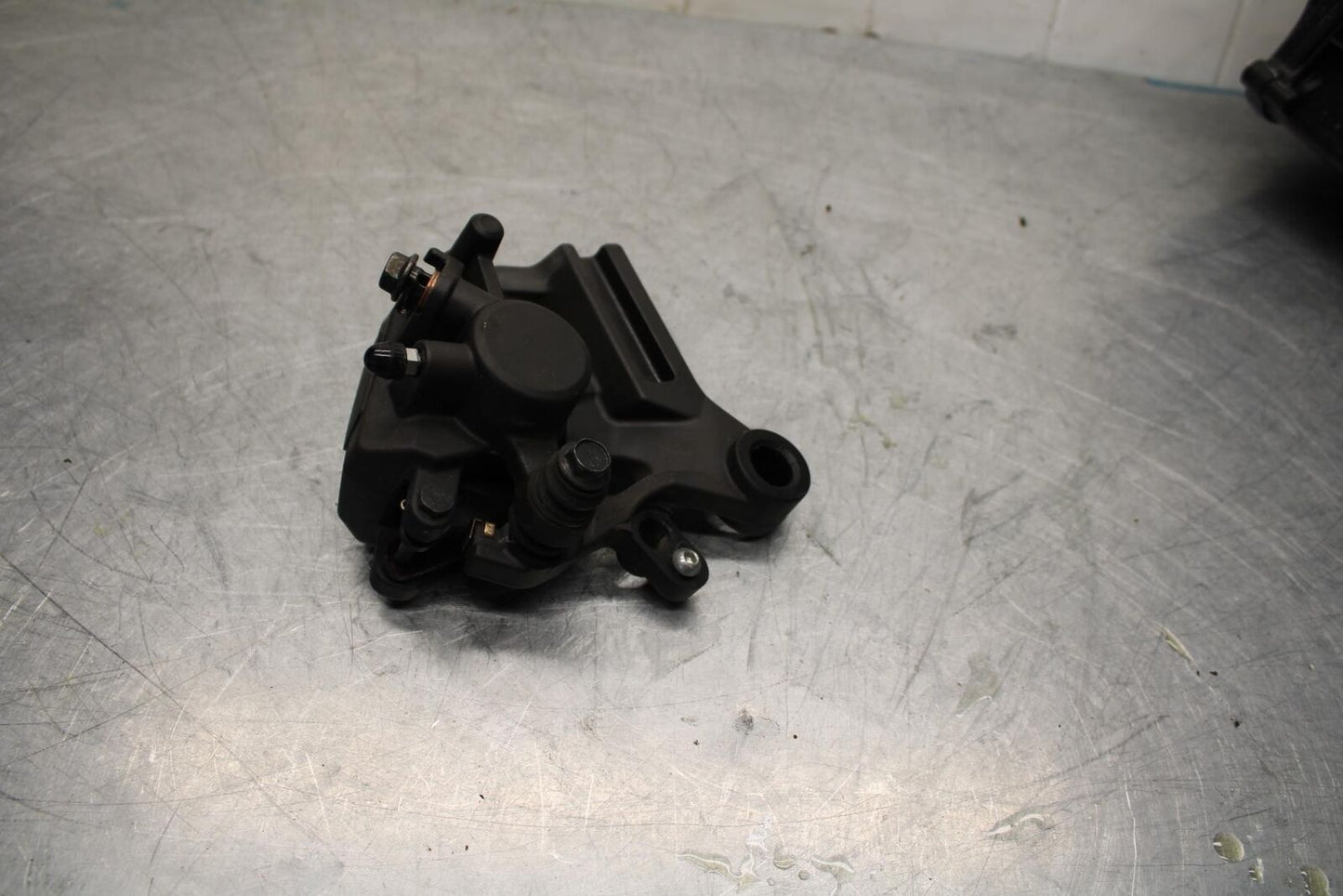 17-18 YAMAHA YZF R3 REAR BACK BRAKE CALIPER W MOUNT BRACKET BB438