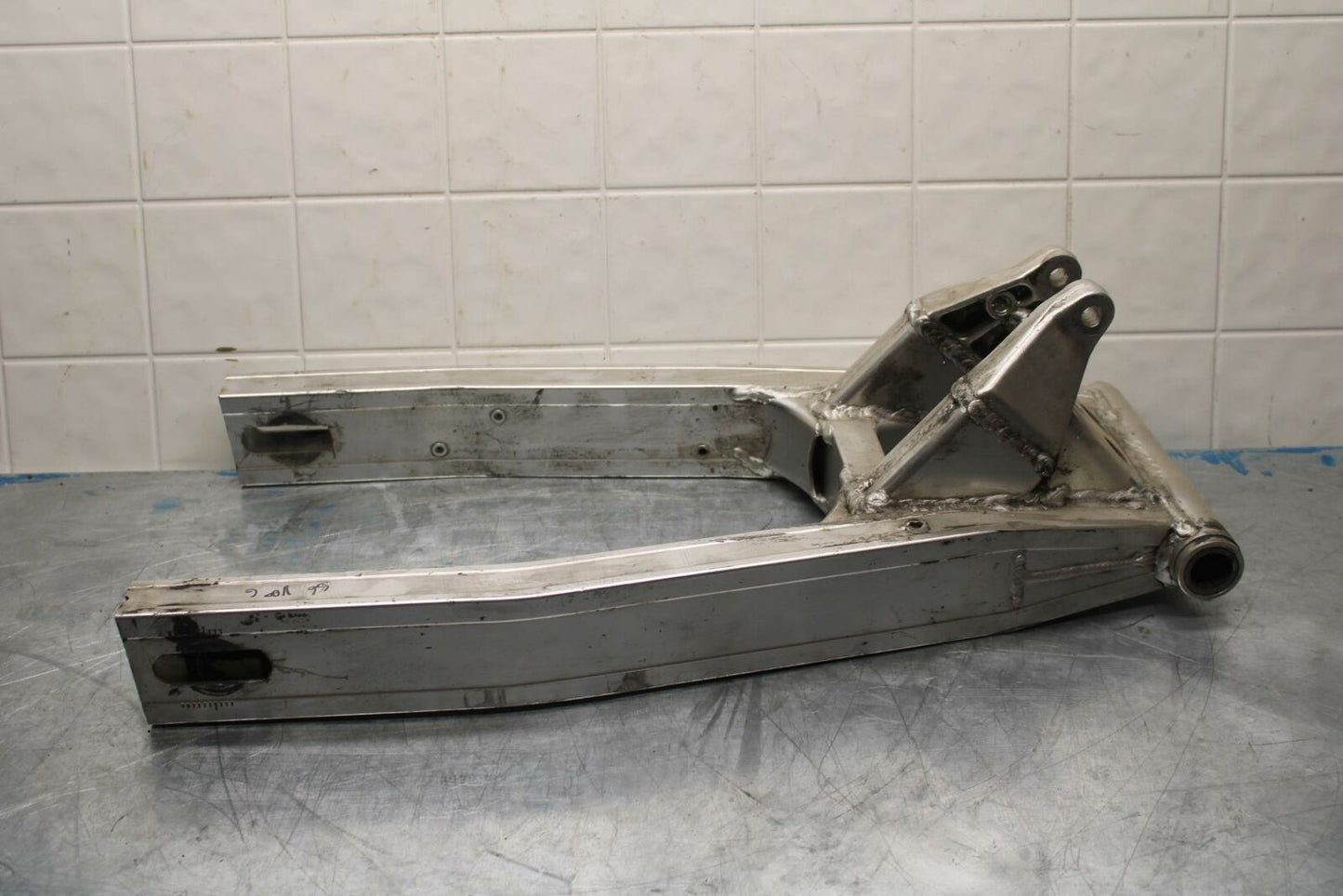 86 SUZUKI GSXR1100 G REAR SWINGARM BACK SUSPENSION SWING ARM BB413 B