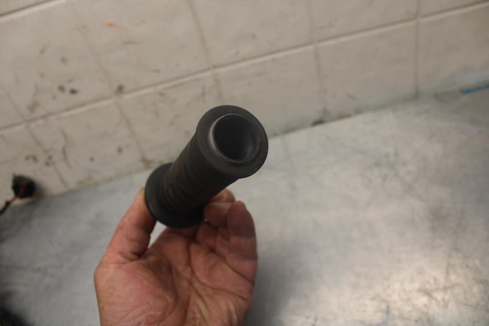 03-04 SUZUKI GSXR1000 RIGHT THROTTLE GRIP TUBE BB459