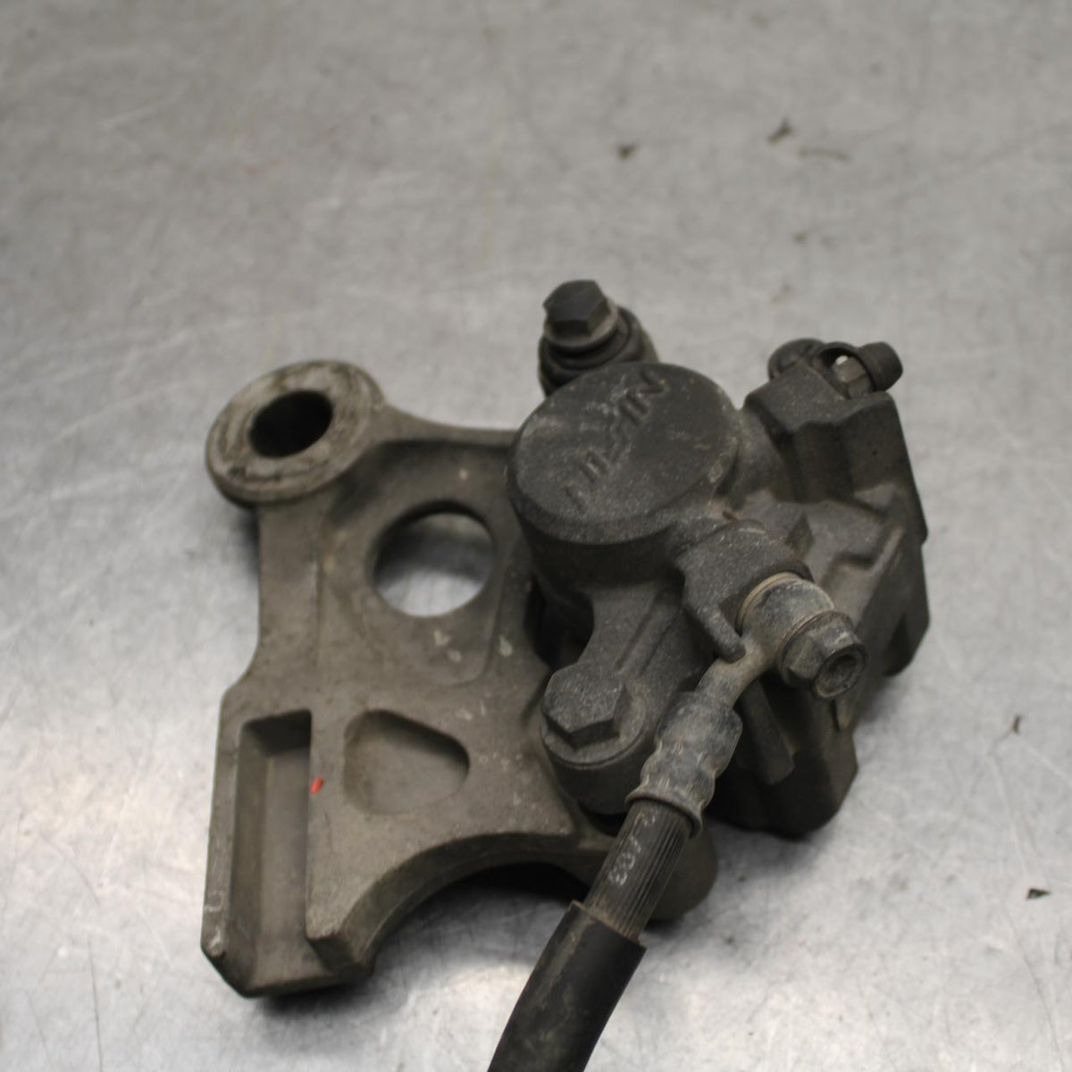 01-06 HONDA CBR600F4I REAR BRAKE CALIPER W MOUNT BRACKET 43150-MBW-006 BB644