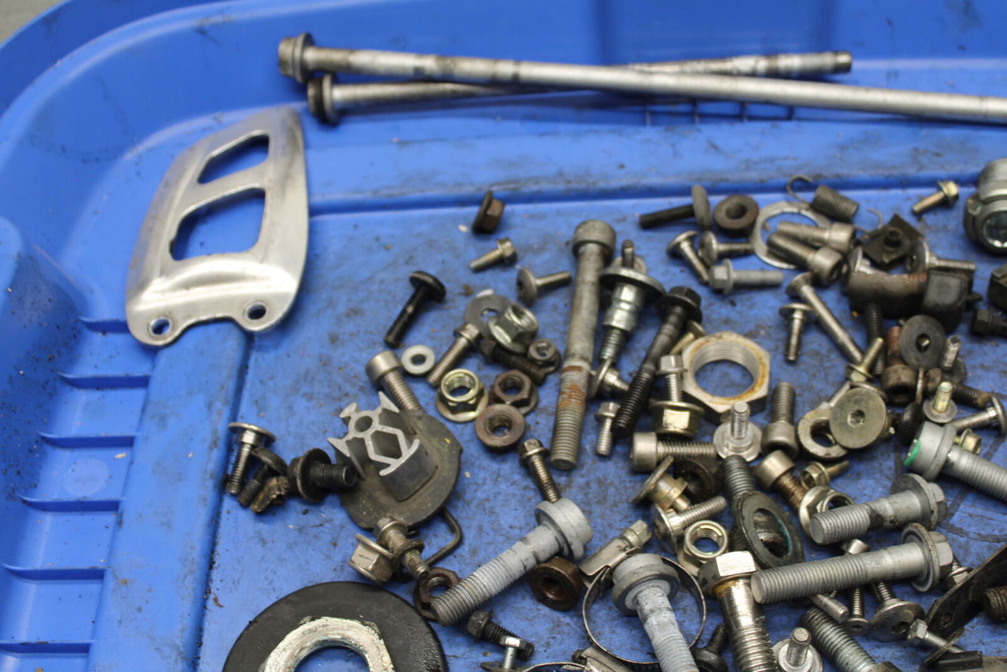 03-04 TRIUMPH DAYTONA 600 MOUNTING BOLTS HARDWARE MOTOR SCREWS BB745