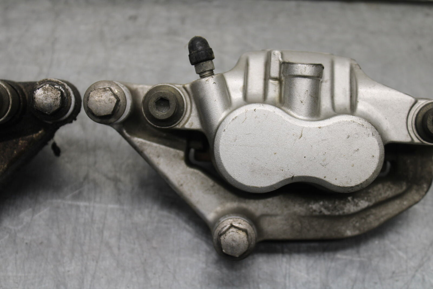 99-00 YAMAHA V STAR 1100 RIGHT LEFT FRONT BRAKE CALIPER SET PAIR CALIPERS BB711