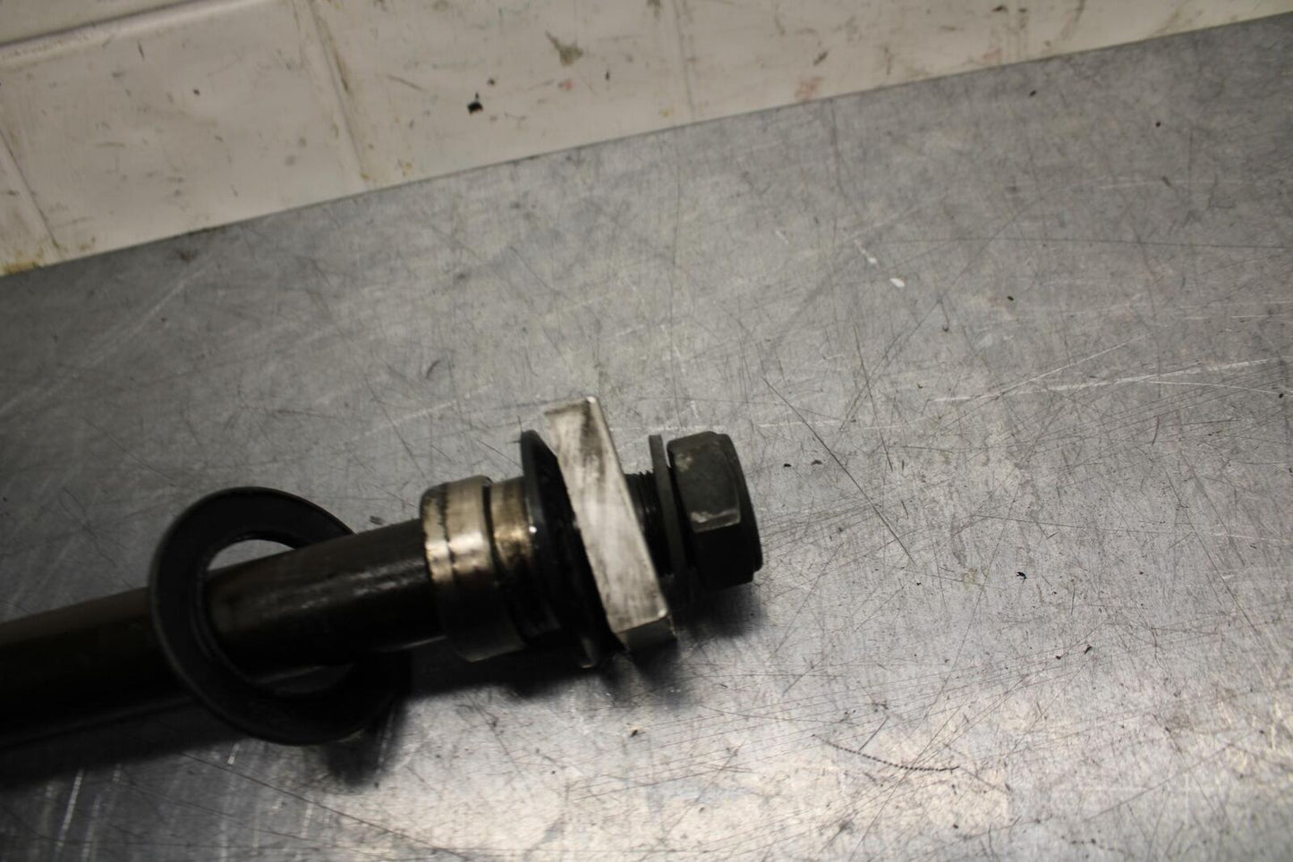 98-99 YAMAHA YZF R1 REAR AXLE WHEEL RIM PIVOT BOLT AXEL 4XV-25381-00-00 BB74