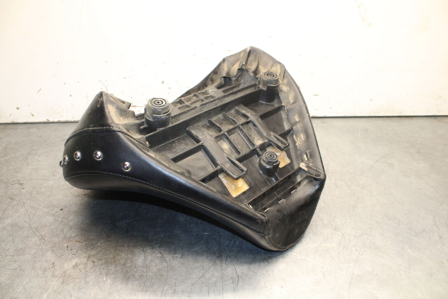 99-00 YAMAHA V STAR 1100 FRONT DRIVERS SEAT BB711