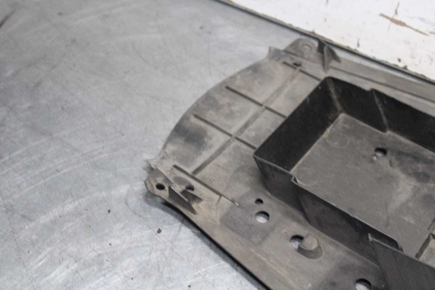 04-05 SUZUKI GSXR600 REAR BACK TAIL UNDERTAIL BATTERY TRAY PLASTIC BB658