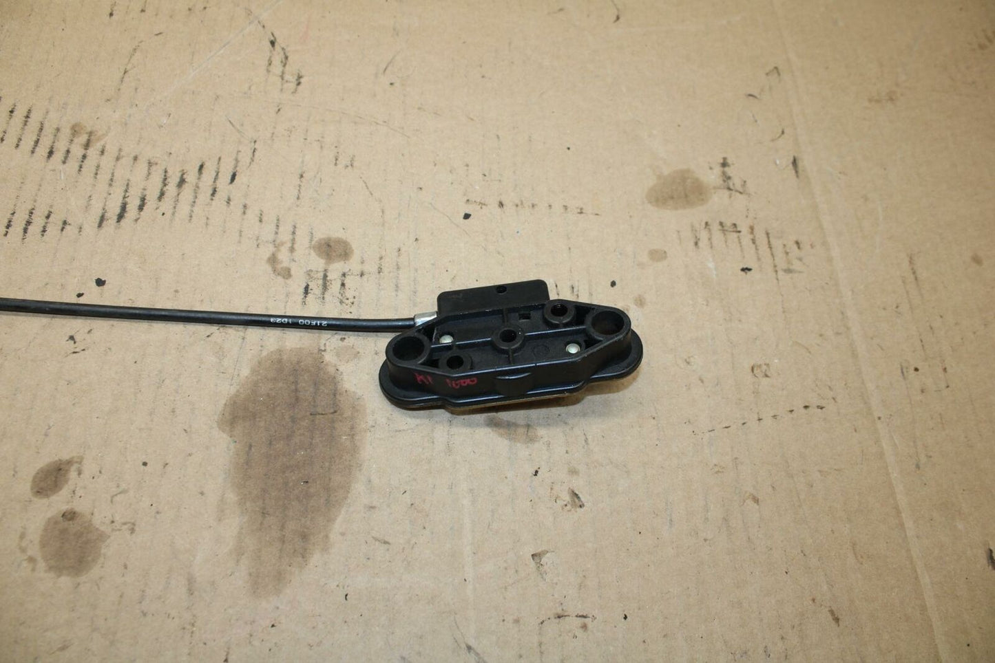 01 SUZUKI GSXR1000 REAR PASSENGER SEAT LATCH LOCK ASSEMBLY BB155b