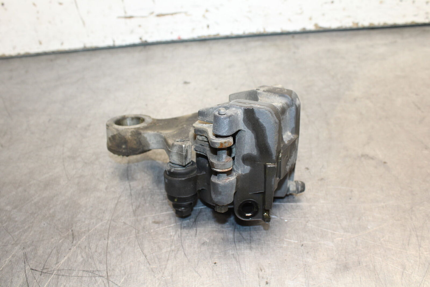 05-06 HONDA CBR600RR REAR BACK BRAKE CALIPER W MOUNT BRACKET BB739