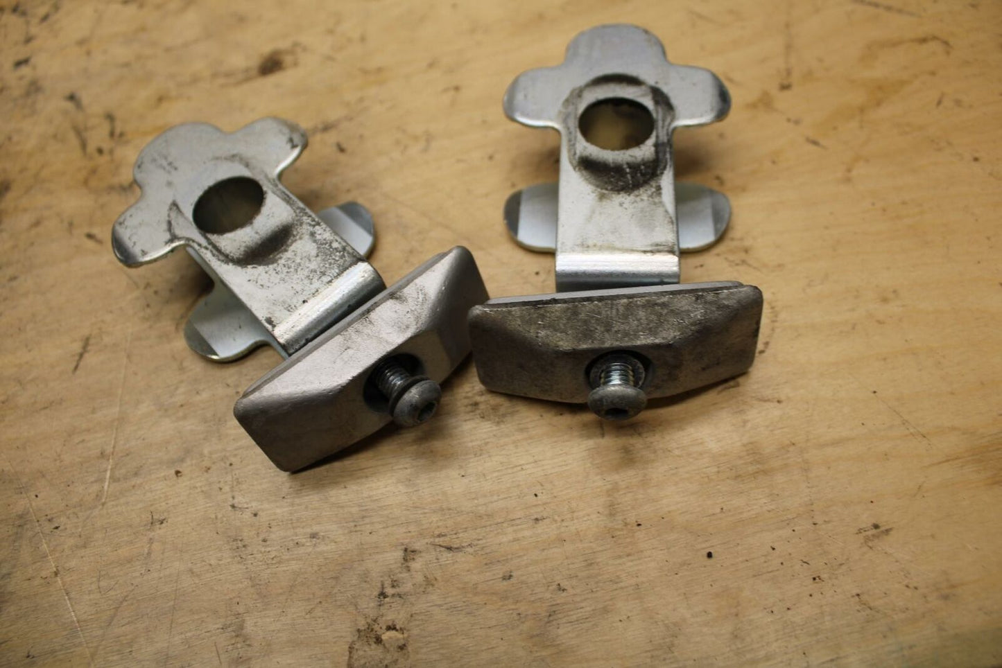 07-12 SUZUKI BANDIT 650S SWINGARM CHAIN TENSIONER ADJUSTMENT BRACKETS BB328