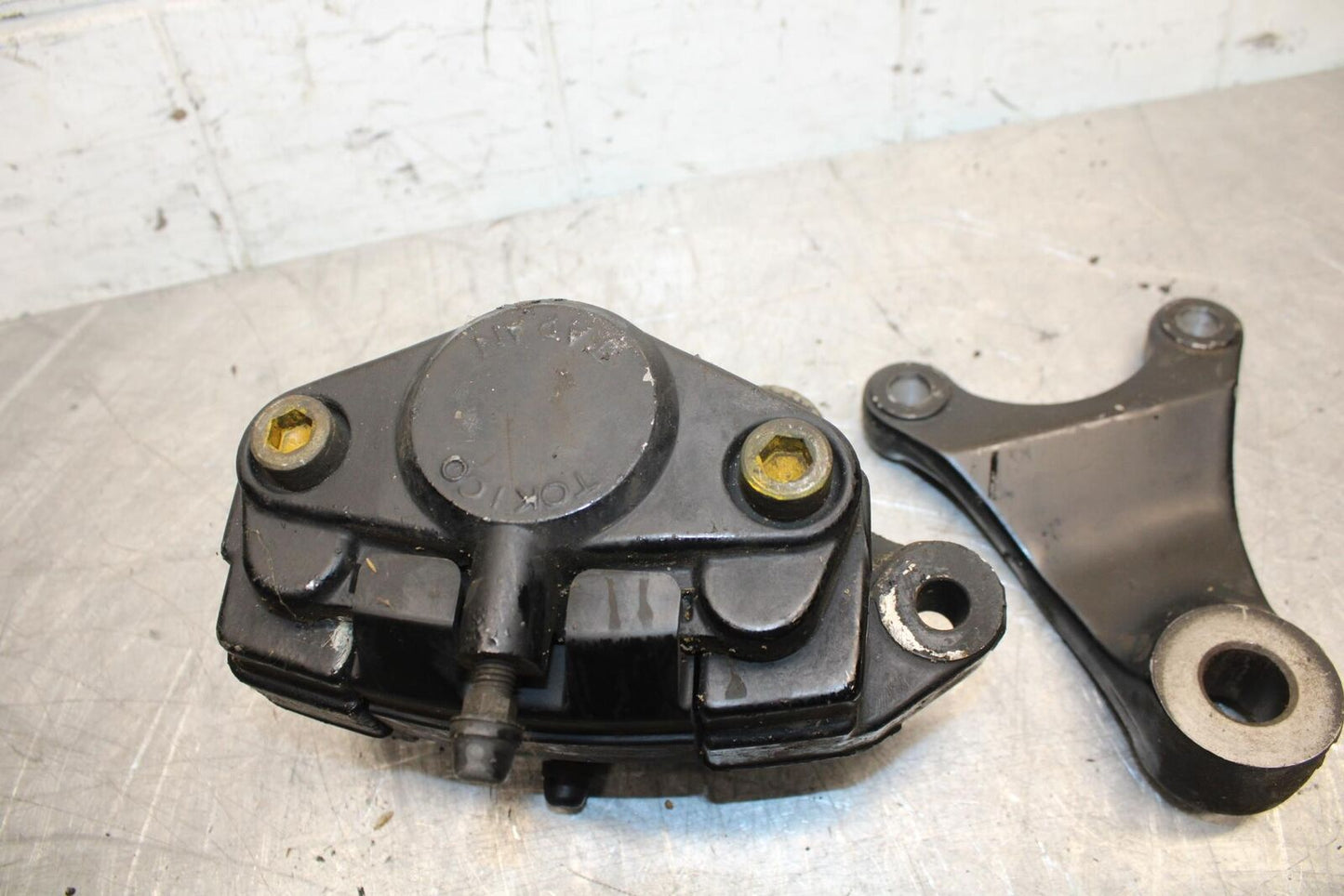 82-83 SUZUKI GS1100GL REAR BACK BRAKE CALIPER W MOUNT BRACKET BB30