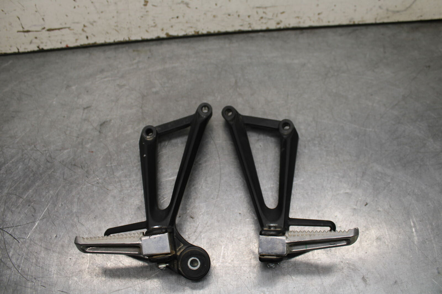 19-24 YAMAHA R3 REAR BACK PASSENGER PEG SET PAIR BB736