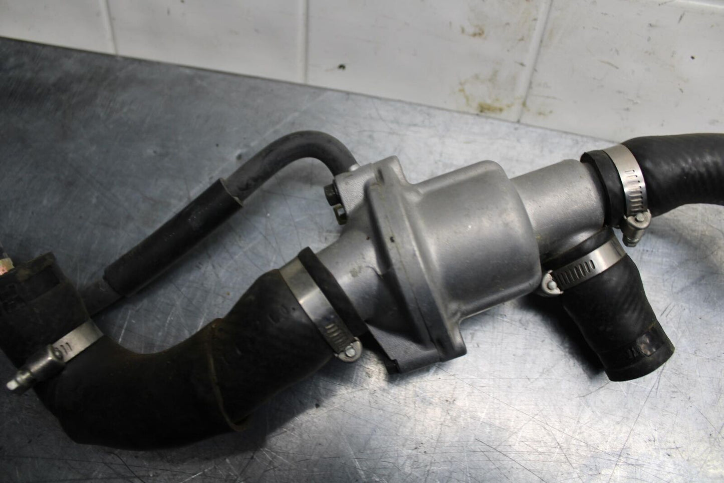 98-99 YAMAHA YZF R1 THERMOSTAT W HOUSING ASSEMBLY 4FM-12410-00-00 BB74