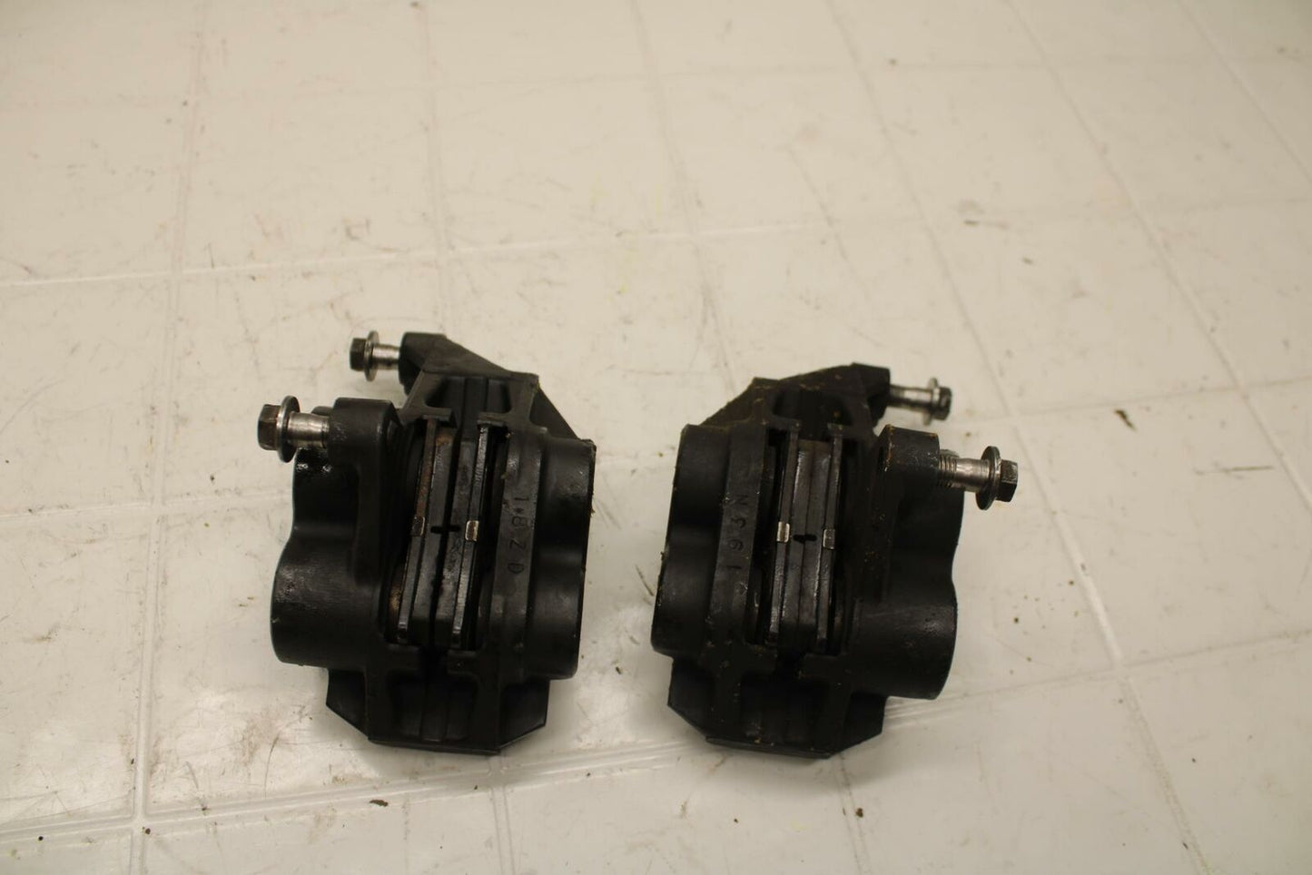 01-05 YAMAHA FZS1000 RIGHT LEFT FRONT BRAKE CALIPER SET PAIR CALIPERS BB10