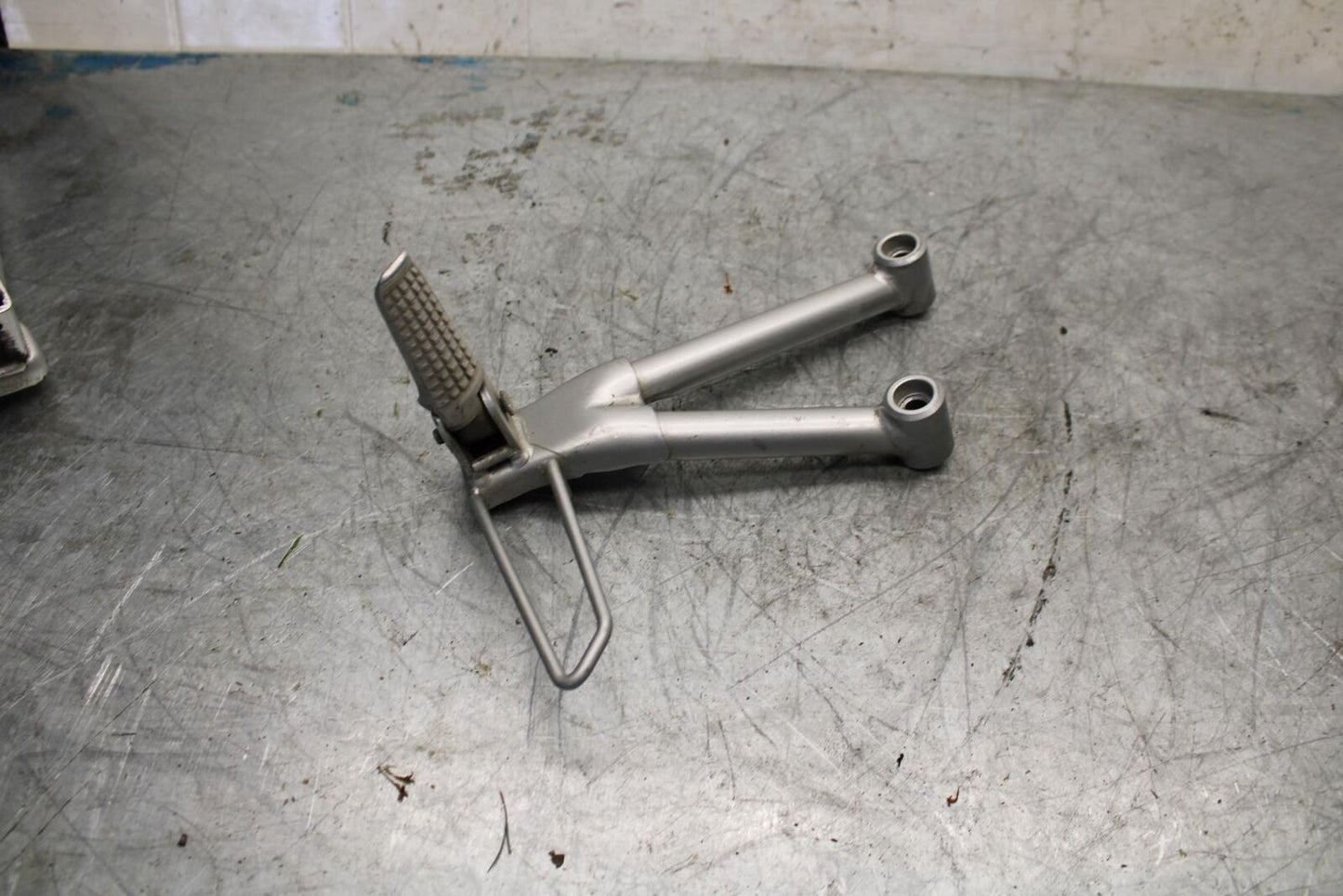 01-05 SUZUKI BANDIT 1200S GSF1200S REAR BACK PASSENGER PEG SET PAIR BB428