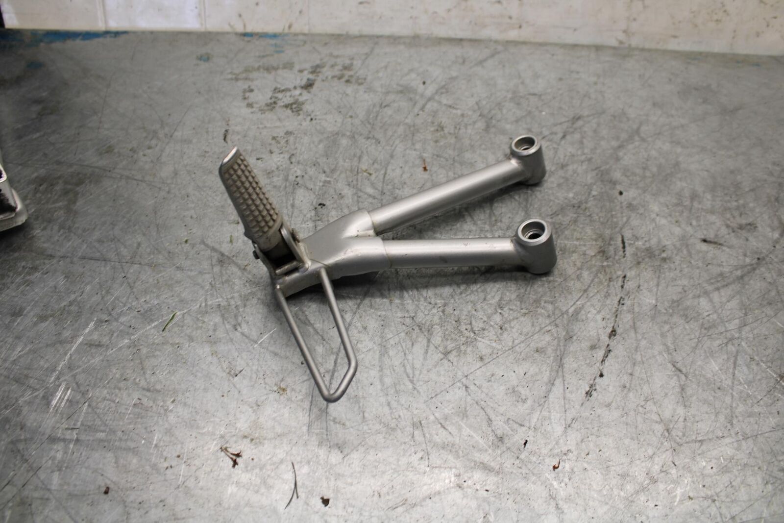 01-05 SUZUKI BANDIT 1200S GSF1200S REAR BACK PASSENGER PEG SET PAIR BB428