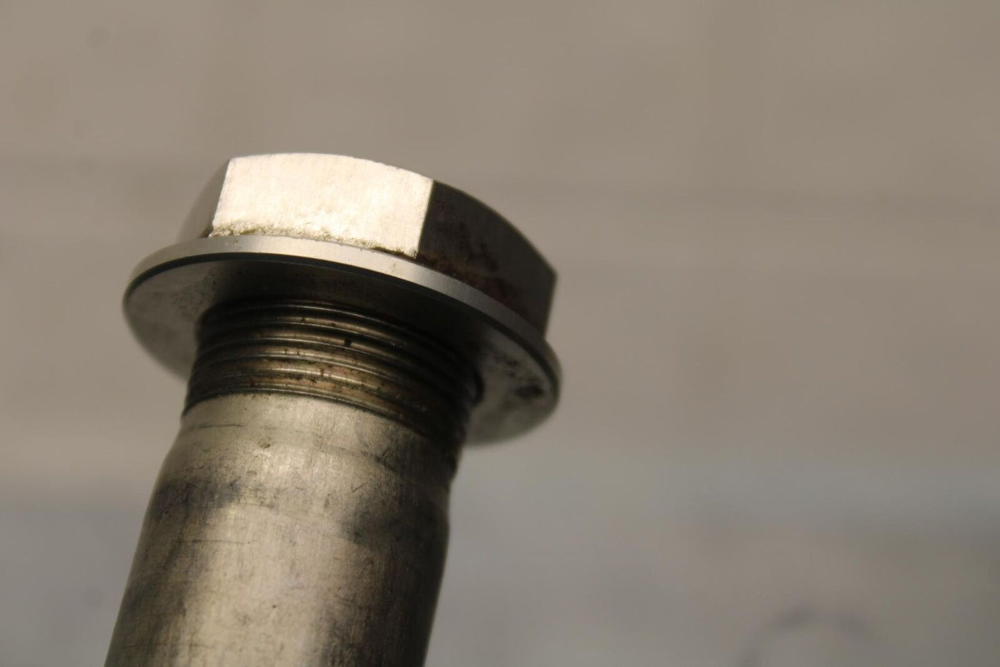 2012 Suzuki GSXR1000 FRONT WHEEL RIM AXLE PIVOT BOLT 54711-47H00 BB582