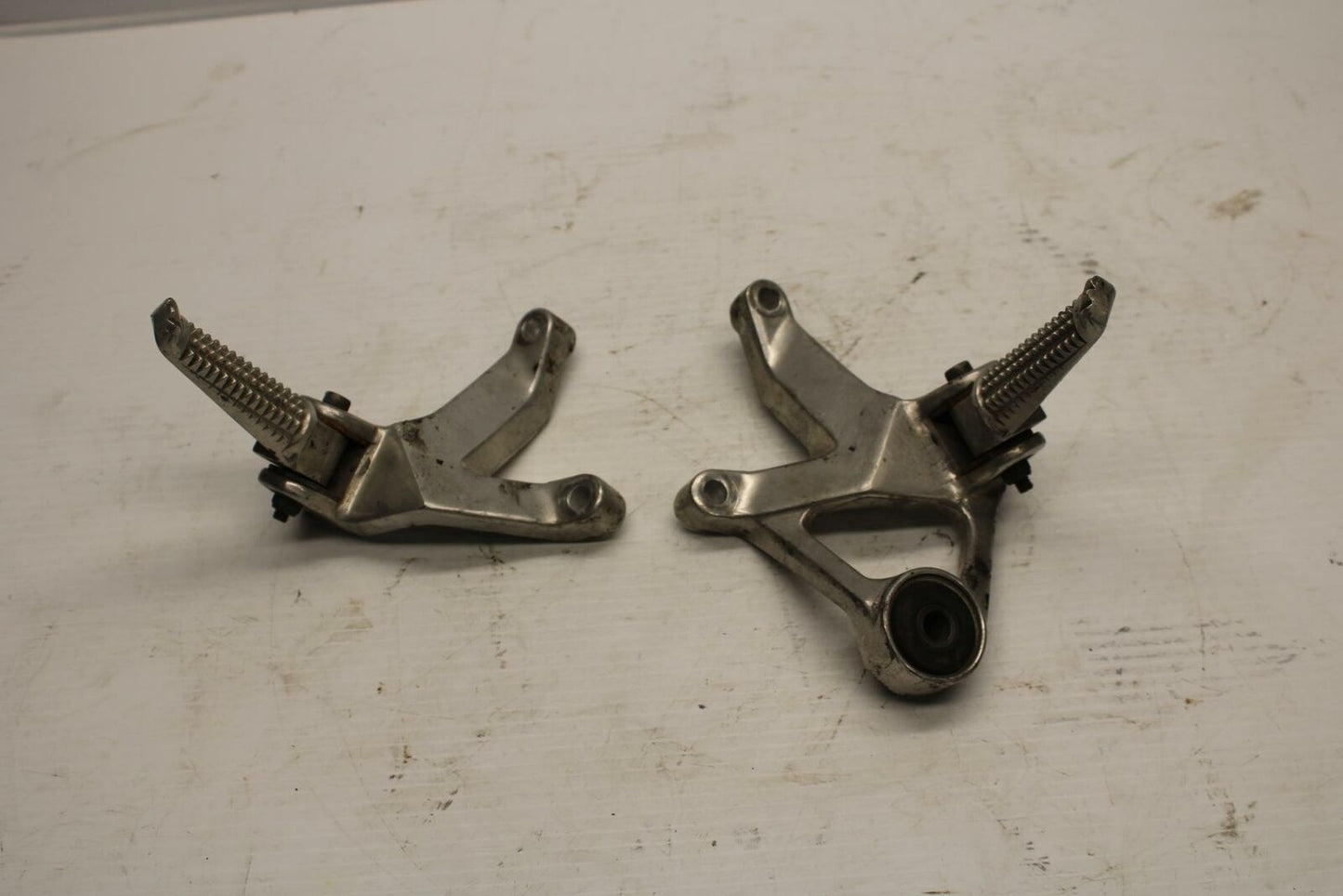96 YAMAHA YZF750R REAR BACK PASSENGER PEG SET PAIR BB237 B