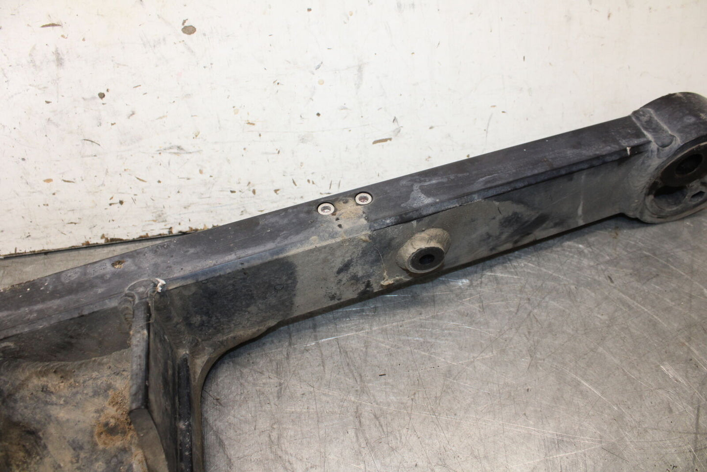 01-06 TRIUMPH TIGER 955I REAR SWINGARM BACK SUSPENSION SWING ARM BB693