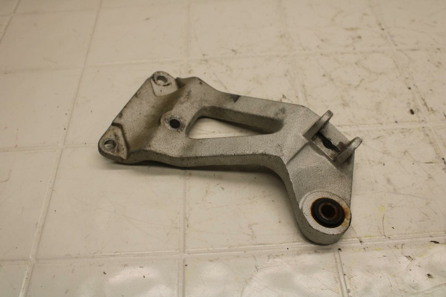 88-89 SUZUKI GSXR750 RIGHT REAR PASSANGER PEG BRACKET MOUNT BB18