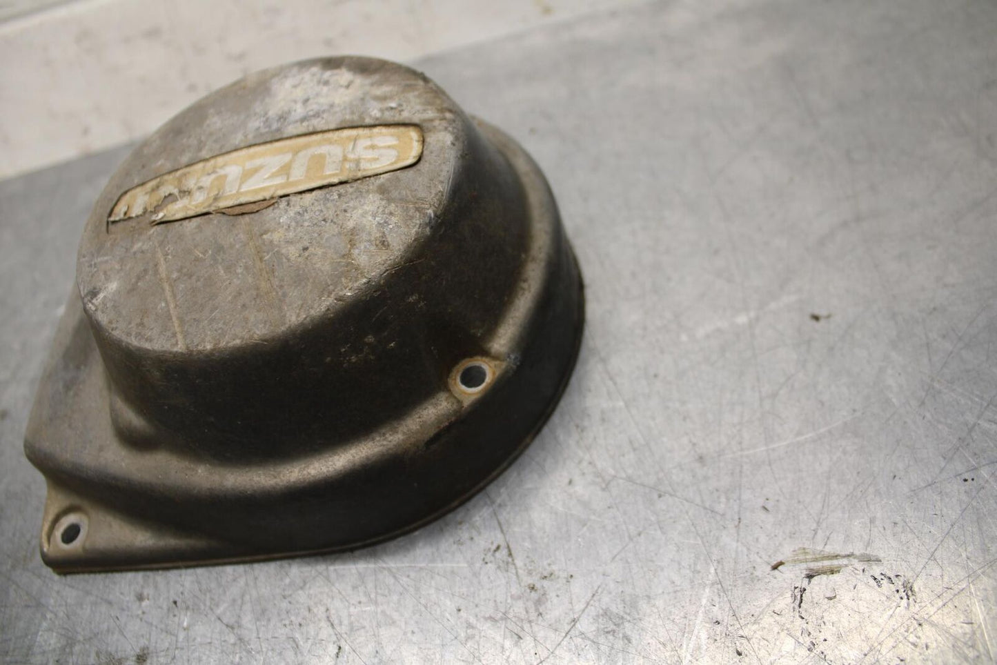 75 SUZUKI GT 550 STATOR MAGNETO ALTERNATOR GENERATOR COVER BB72