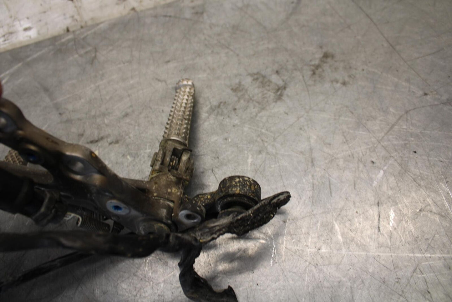2007 Yamaha YZF R6 RIGHT REARSET REAR SET DRIVER FOOT PEG REST STOP BB522