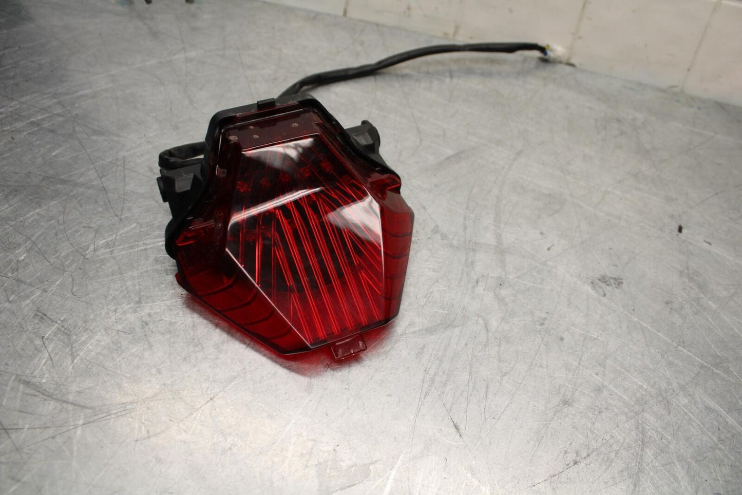 17-18 YAMAHA YZF R3 REAR TAIL TAILLIGHT BACK BRAKE LIGHT BB438