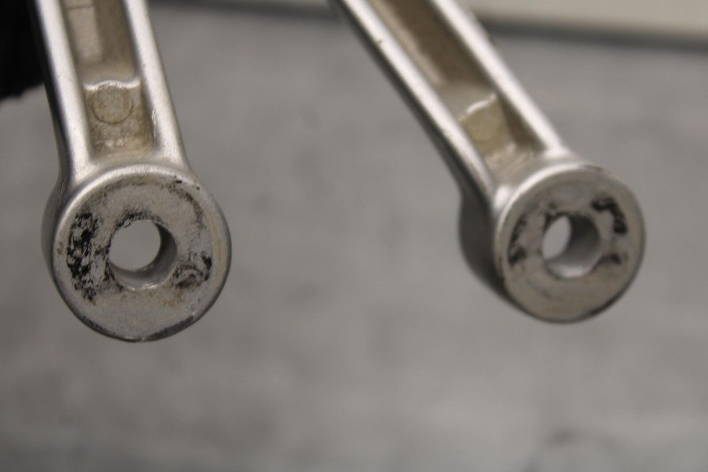 01-03 SUZUKI GSXR600 RIGHT REAR BACK PASSENGER PEG 43600-35F00 BB633