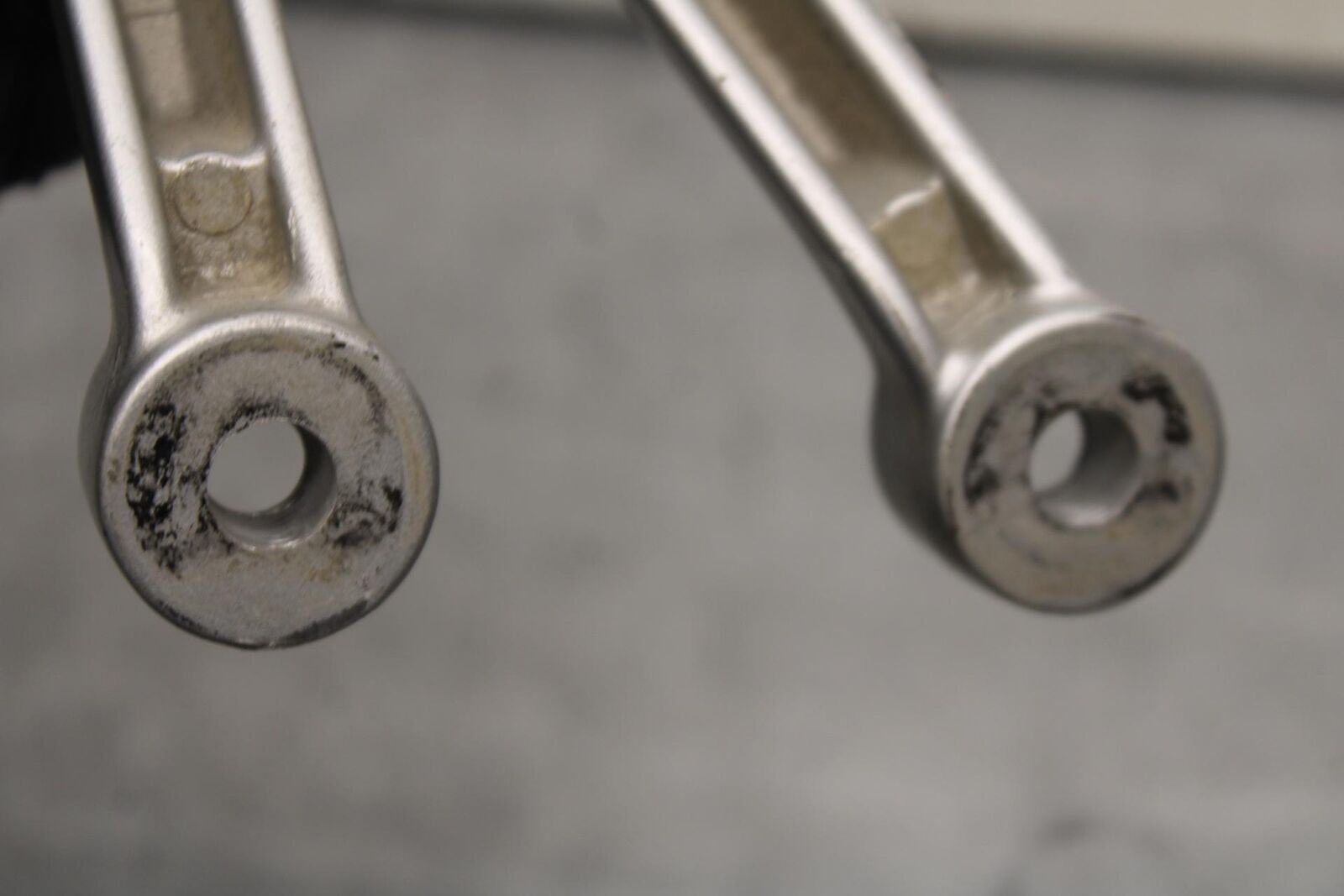 01-03 SUZUKI GSXR600 RIGHT REAR BACK PASSENGER PEG 43600-35F00 BB633