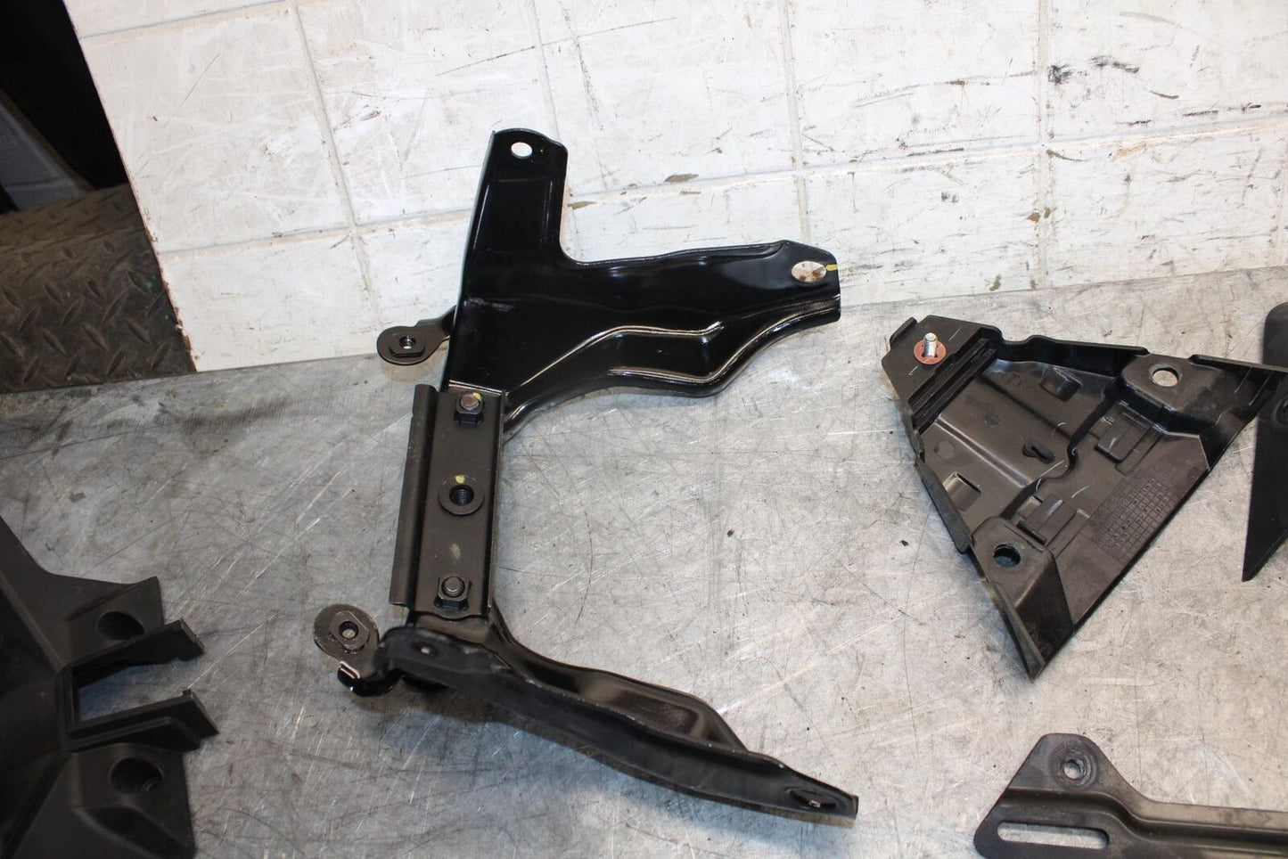 22-23 HUSQVARNA SVARTTPILEN 401 LIGHT TANK BRACKET LEFTOVER BB541