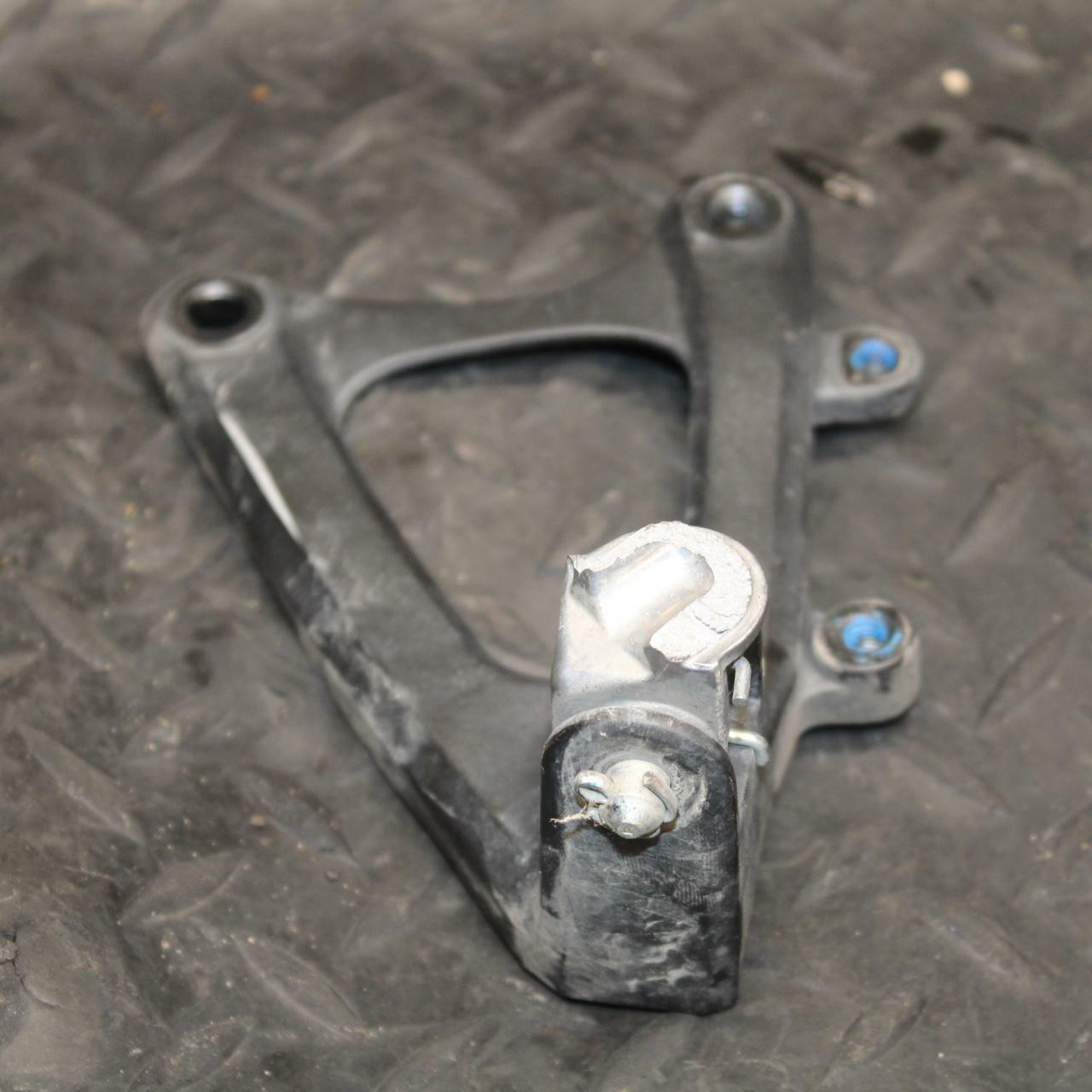 09-14 YAMAHA YZF R1 LEFT REARSET REAR SET DRIVER FOOT PEG BRACKET MOUNT BB196