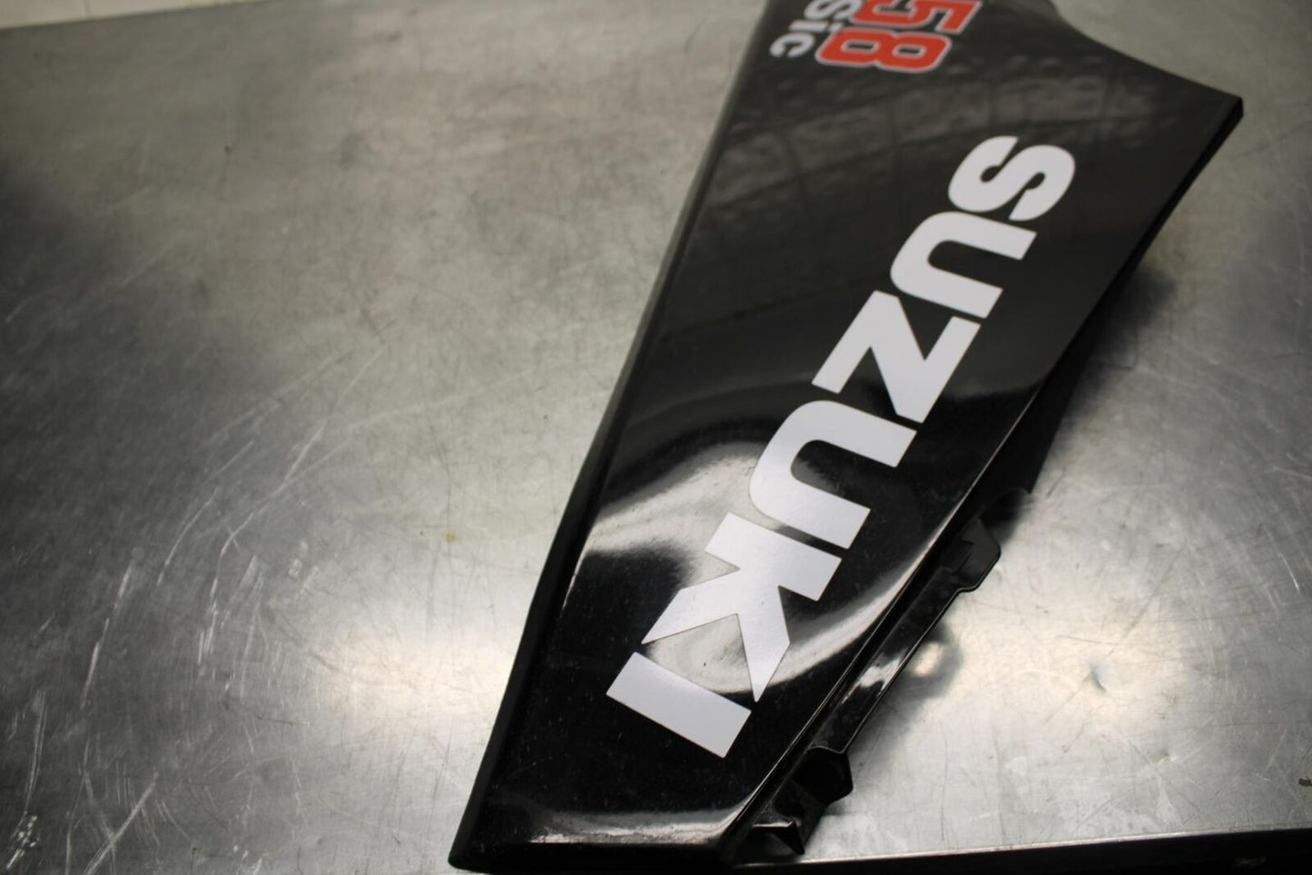 20 SUZUKI GSXR 1000 RIGHT LOWER BOTTOM BELLY FAIRING COWL BB597