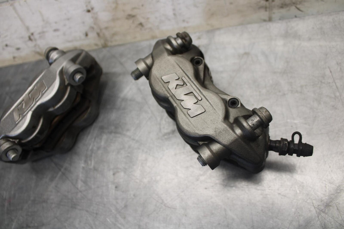 22 KTM 890 ADVENTURE RIGHT LEFT FRONT BRAKE CALIPER SET PAIR CALIPERS BB514
