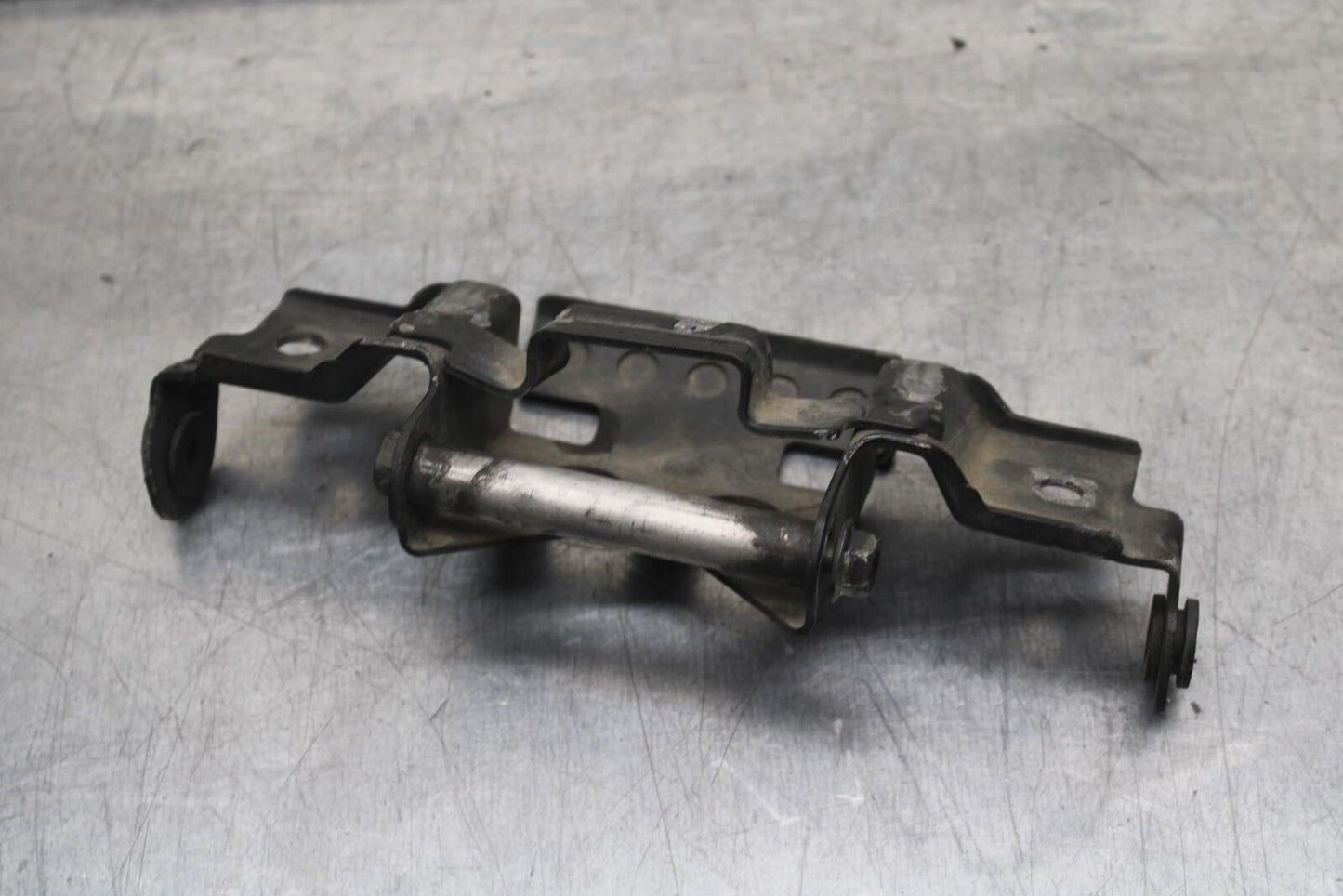 1999 Suzuki GSXR600 FRONT GAS TANK BRACKET MOUNT BB608