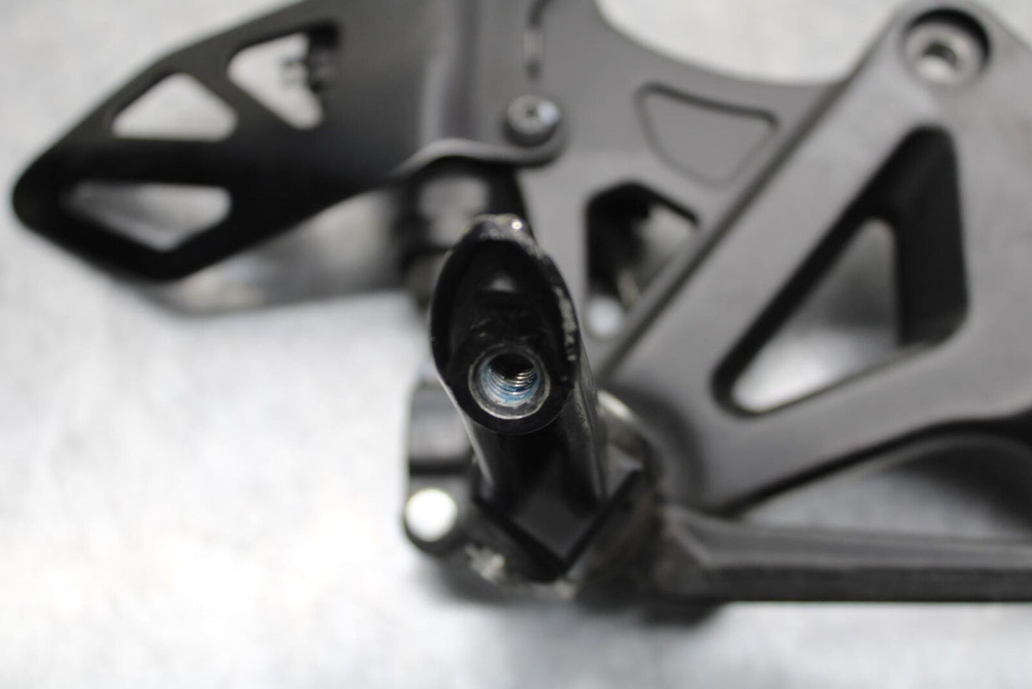 20 SUZUKI GSXR 1000 RIGHT REARSET REAR SET DRIVER FOOT PEG REST STOP BB597