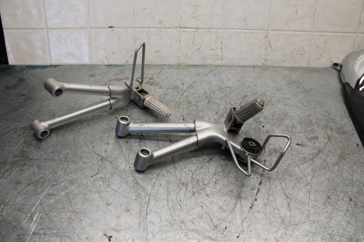 01-05 SUZUKI BANDIT 1200S GSF1200S REAR BACK PASSENGER PEG SET PAIR BB428