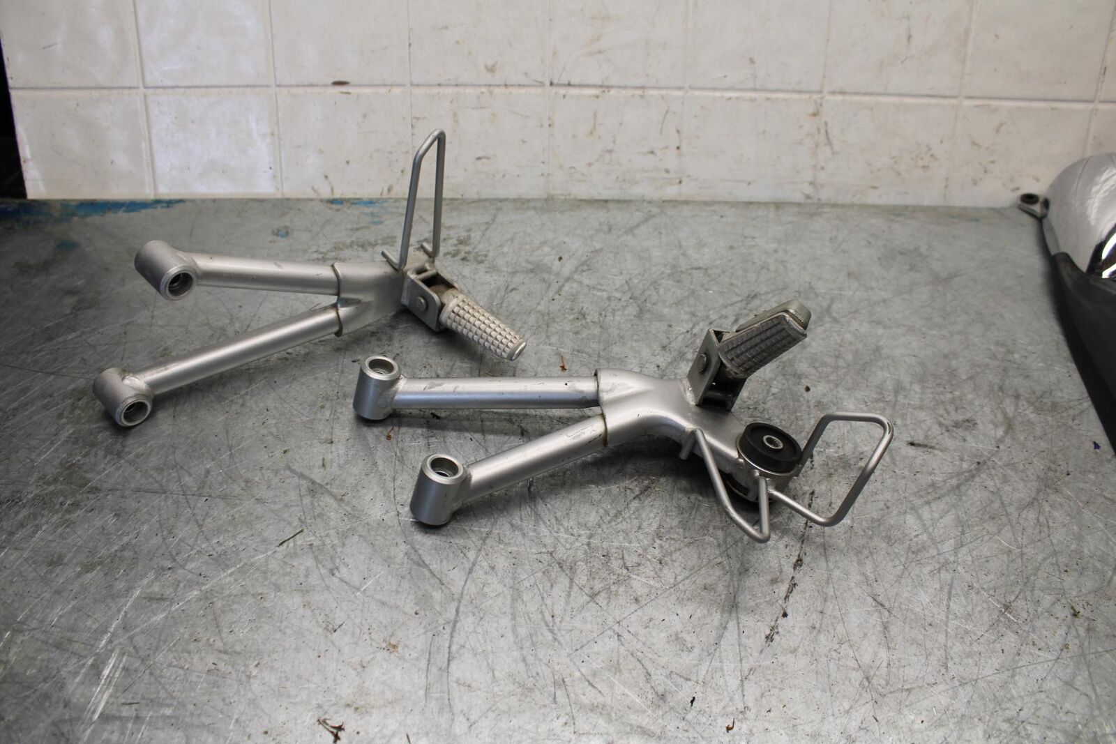 01-05 SUZUKI BANDIT 1200S GSF1200S REAR BACK PASSENGER PEG SET PAIR BB428