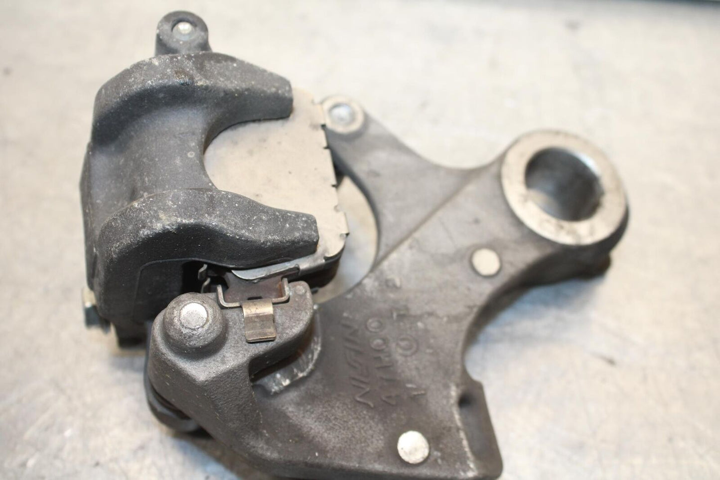 2011 Suzuki GSXR600 REAR BACK BRAKE CALIPER W MOUNT BRACKET 69100-47H10-999 BB94