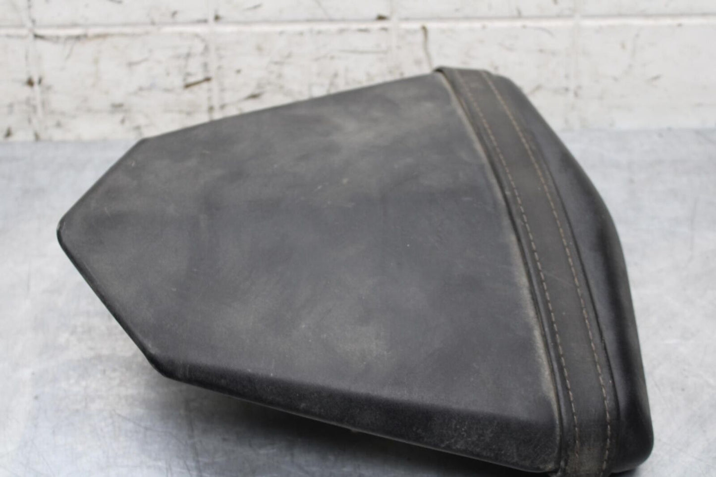 2006 Yamaha YZF R6 REAR BACK PASSENGER TANDEM SEAT PAD SADDLE PILLION BB560