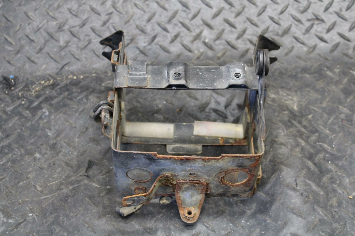86 SUZUKI GSXR1100 G REAR BACK TAIL UNDERTAIL BATTERY TRAY PLASTIC BB227