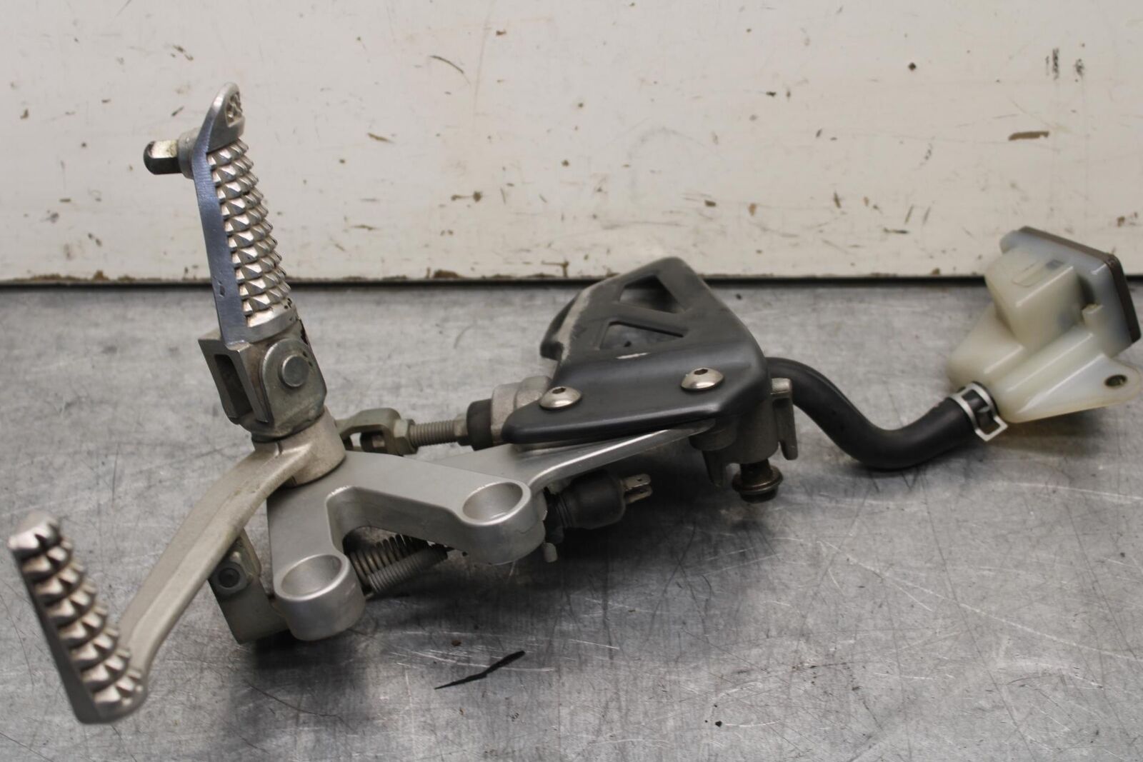01-03 SUZUKI GSXR600 RIGHT REARSET REAR SET DRIVER FOOT PEG REST STOP BB633
